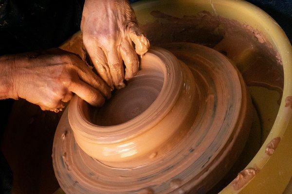 Comment voyager en participant à des ateliers de poterie traditionnelle en Italie?