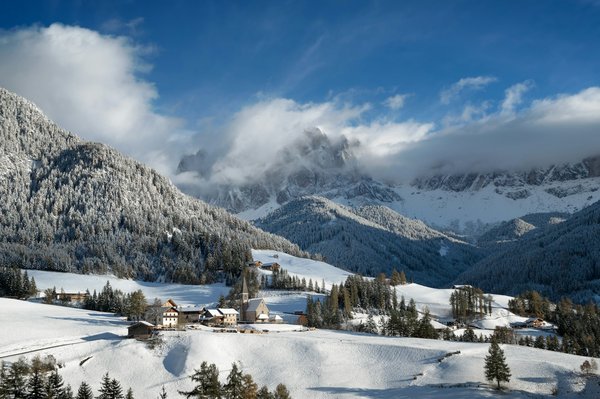 Où trouver les plus beaux paysages de la région des Dolomites en Italie : sentiers et périodes recommandées ?